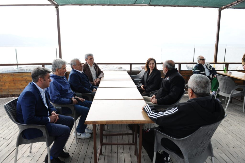 Başkan Adayı Yıldız İşçimenler Ünsal Karşıyakalı balıkçılarla buluştu “Emeğe, emekçiye sahip çıkacağız”