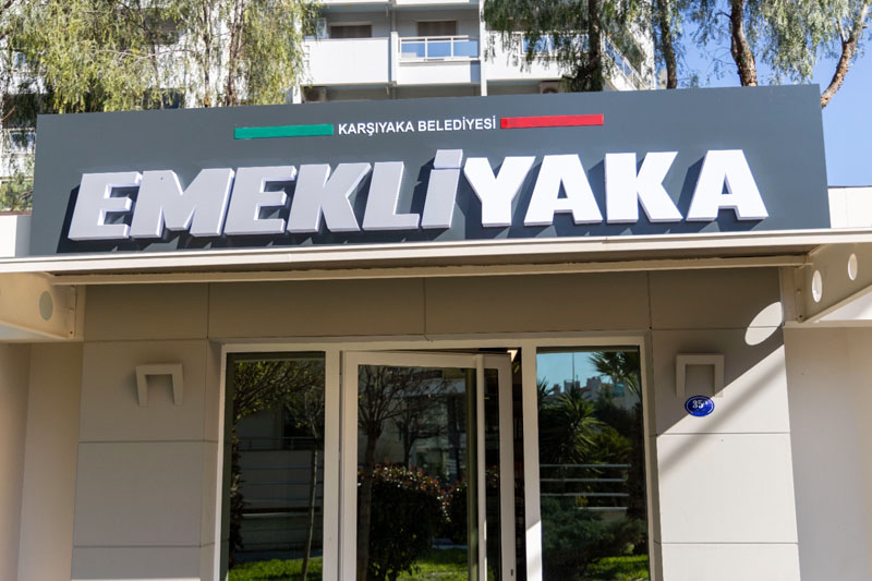 Karşıyaka’nın Çınarlarına Özel Tesis: Emekli Yaka Kapılarını Açıyor
